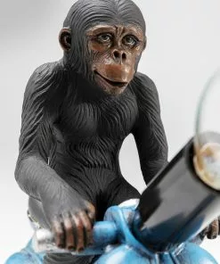 Kare Design Monkey Road Trip Apina Pöytävalaisin 24cm -Huonekalu kauppa lampa stolowa malpa na skuterze niebiesko brazowa 25x24 cm 6 scaled