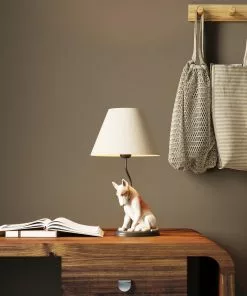 Kare Design Sitting Dog Istuva Koira Pöytävalaisin 46cm -Huonekalu kauppa lampa stolowa siedzacy pies klosz tkanina o26x46 cm 11 scaled